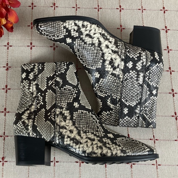 Tod's Python Embossed Leather Ankle Boots Size 37 US 7 Almond Toe Bootie - Picture 7 of 7